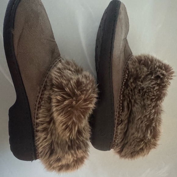 Isotoner Women's Brown Plush Faux Fur Slippers US- 7.5 - Picture 3 of 8